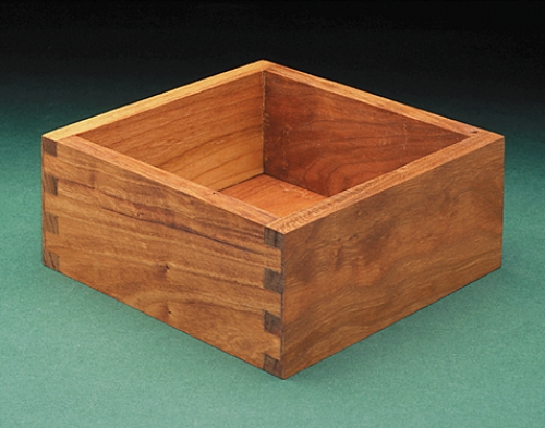 Box in cherry with square half-blind box joint is simple to make on the F1.