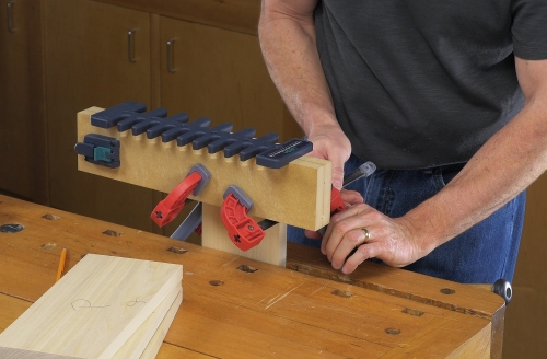 Leigh_B975_clamping_jig_to_board_Vid_FF_3-24B-2_crop_3000px